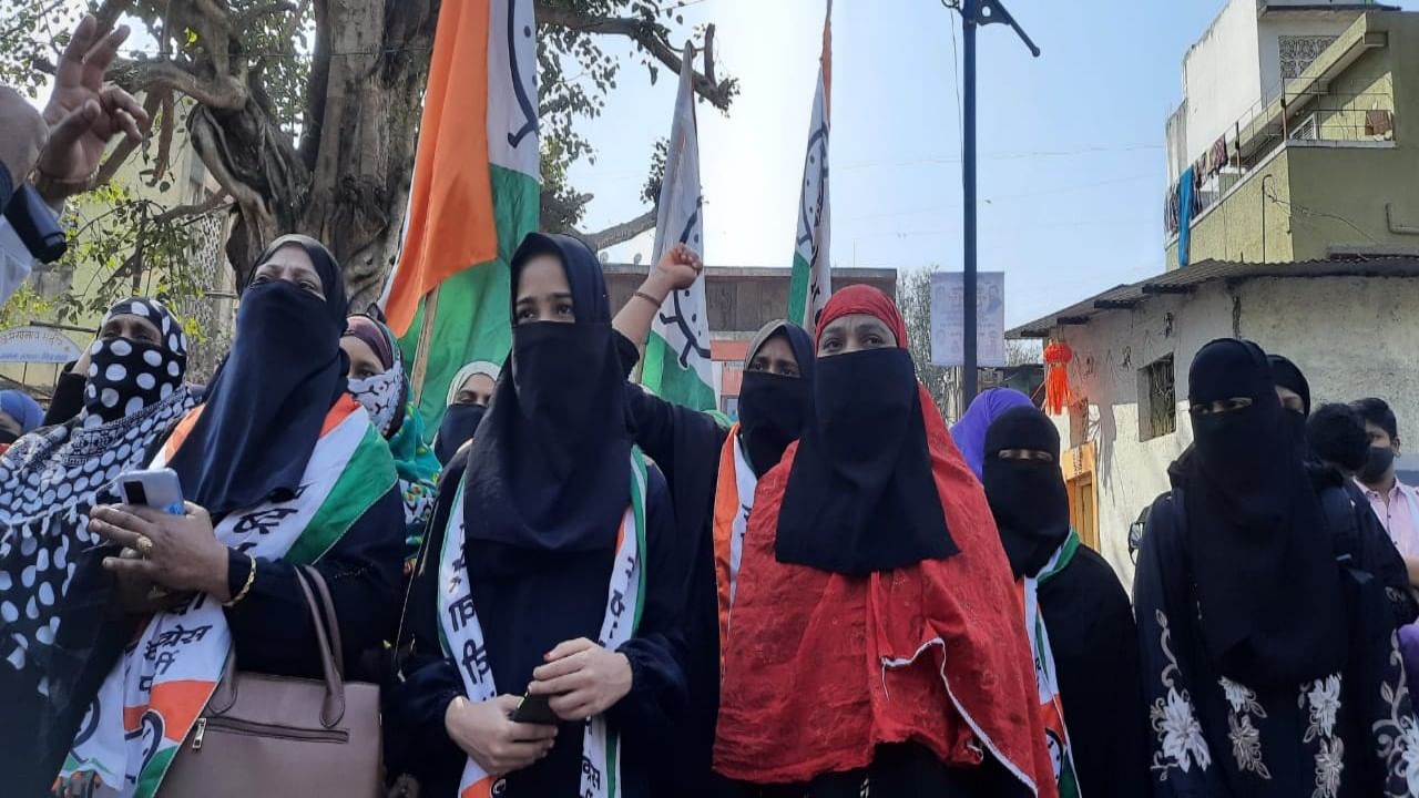 Protest against hijab ban |  कर्नाटकच्या हिजाब बंदीचे पुण्यात पडसाद ; फुले वाड्यावर आंदोलन करत ,भाजपच्या केला निषेध