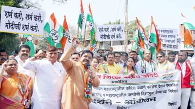 महाराष्ट्राचा अपमान करणाऱ्या पंतप्रधान मोदींचा धिक्कार असो, अश्या घोषणा देत काँग्रेस कार्यकर्त्याचे पुण्यात आंदोलन