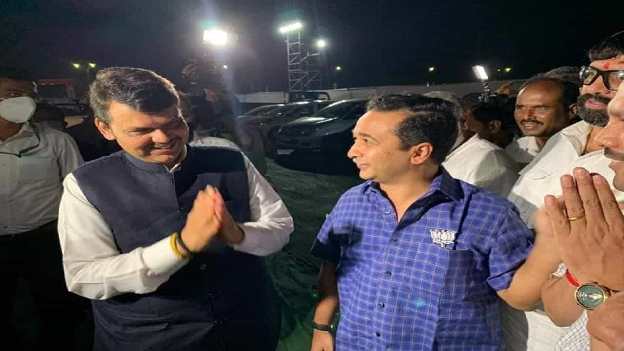 नितेश राणे यांच्यावरती शिवसेनेचे नेते संतोष परब यांच्यावरती हल्ला केल्याचा आरोप ठेवण्यात आला आहे. ज्यावेळी संतोष परब यांच्यावरती हल्ला झाला होता, त्यावेळी त्यांनी तिथल्या हल्लेखोराने नितेश राणेंना कळवायला पाहिजे असा उल्लेख केला होता.