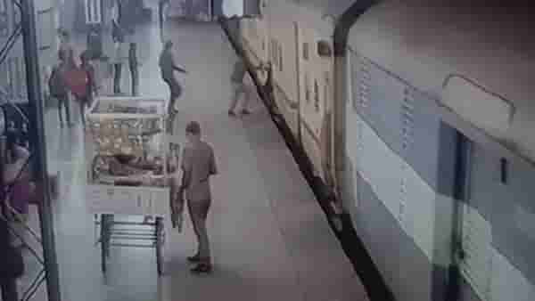Video : गोंदियात धावती ट्रेन पकडता पकडता तोल सुटला; महिला पडणार एवढ्यात जवान आला मदतीला धावून...
