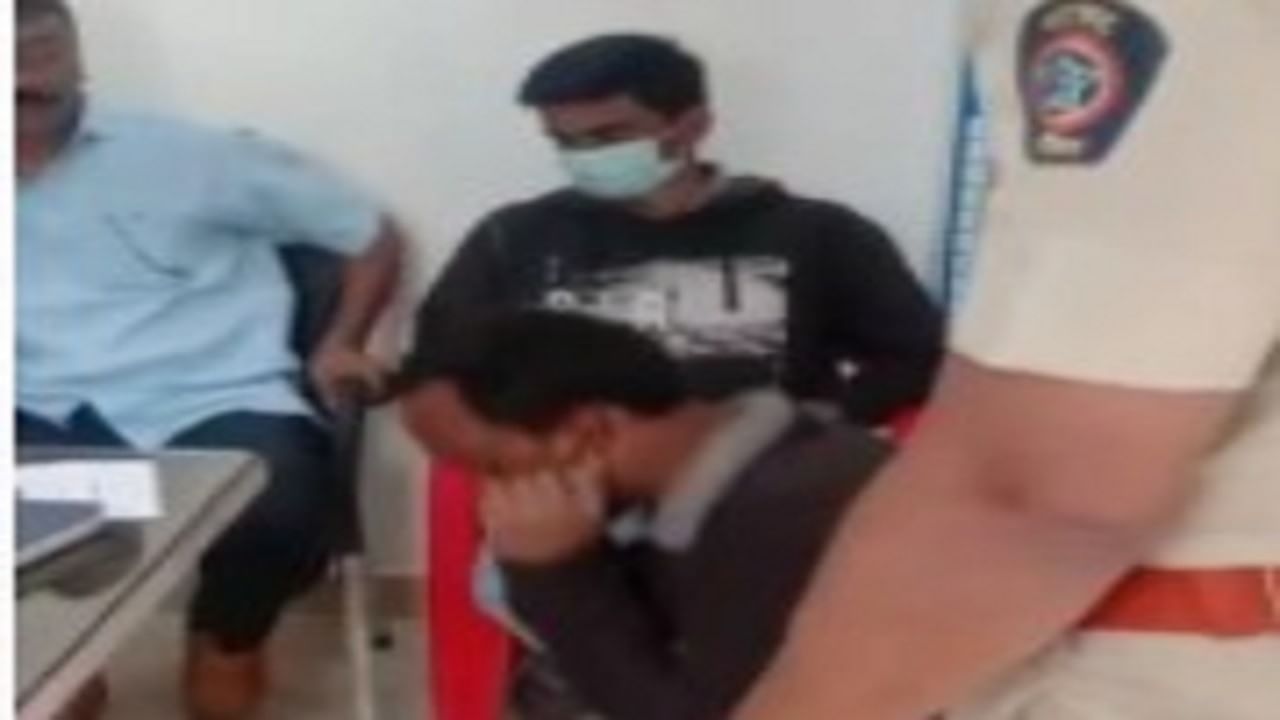 Video : चंद्रपुरात काँग्रेसच्या कार्यकर्त्याने टाकली आक्षेपार्ह पोस्ट; भाजपच्या कार्यकर्त्यांनी अशी दिली शिक्षा Video : चंद्रपुरात काँग्रेसच्या कार्यकर्त्याने टाकली आक्षेपार्ह पोस्ट; भाजपच्या कार्यकर्त्यांनी अशी दिली शिक्षा