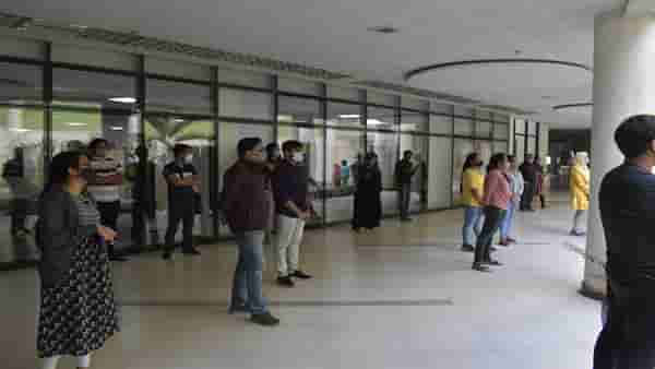 कर्नाटकातील हिजाब बंदी प्रकरण : पुण्यातील IISER मध्ये हिजाब बंदीचा केला निषेध