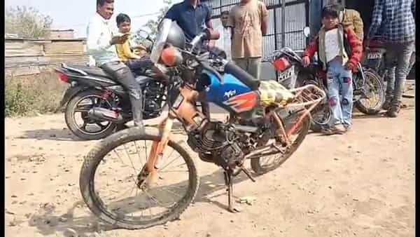 लहान मुलं नेहमीच आपल्या आई-वडिलांकडे वेगवेगळे हट्ट करत असतात. आई-वडिलांची आर्थिक परिस्थिती कशीही असो, ते आपल्या मुलांचे हट्ट पुरवण्याचा नेहमीच प्रयत्न करतात. नांदेडमधल्या एका मेकॅनिकने आपल्या मुलाचा हट्ट पुरवण्यासाठी चक्क भंगारातलं साहित्य वापरुन जब्बरदस्त मोटारसायकल बनवली आहे.