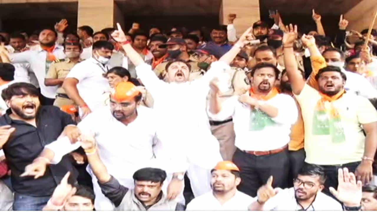 पुणे: ज्या महापालिकेच्या पायरीवर भाजप नेते किरीट सोमय्या (kirit somaiya) पडले. त्याच पायरीवर सोमय्या यांचा सत्कार करण्याचा निर्णय भाजप कार्यकर्त्यांनी घेतला. मात्र, पुणे महापालिकेने (pune corporation) परवानगी नाकारल्याने भाजप (bjp) कार्यकर्ते आणि नगरसेवक चांगलेच संतप्त झाले. भाजप नगरसेवक आणि कार्यकर्ते पालिकेच्या पायरीवर मोठ्या संख्येने जमले. कार्यकर्त्यांची प्रचंड गर्दी झाली. तेवढ्यात सोमय्या पालिकेच्या आवारात आल्यावर भाजप कार्यकर्त्यांनी जोरदार घोषणाबाजी केली. त्यामुळे संपूर्ण परिसर दणाणून गेला होता. मात्र, सोमय्यांना धक्काबुक्की होऊ नये आणि कोणताही अनुचित प्रकार घडू नये म्हणून पोलीस त्यांना पालिकेत घेऊन गेले आहेत. यावेळी कार्यकर्त्यांनी 'ठाकरे सरकार हाय हाय', 'जिंदाबाद जिंदाबाद, किरीट सोमय्या जिंदाबाद', 'एकच भाई, किरीट भाई', 'आता कसं वाटतंय गोड गोड वाटतंय', अशा घोषणा दिल्या. त्यामुळे संपूर्ण परिसर दणाणून गेला होता.