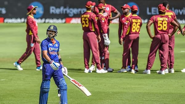 भारताचा माजी कर्णधार विराट कोहलीसाठी वेस्ट इंडिज विरुद्धची वनडे मालिका खूपच निराशाजनक ठरली आहे. पहिल्या दोन वनडेमध्ये धावांसाठी संघर्ष करणाऱ्या कोहलीला तिसऱ्या वनडेत खातेही उघडता आले नाही. विराट कोहलीसाठी करीयरमधील ही सर्वात खराब मालिका ठरली आहे.