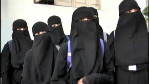 Hijab Controversy : शाळेत जाताना शाळेचा गणवेशच हवा, उद्या कुणीही उठून काहीही करेल-तृप्ती देसाई