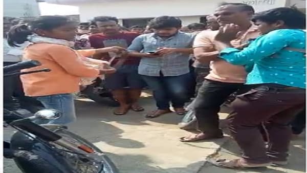 VIDEO : परभणीत सततच्या छेडछाडीला कंटाळलेल्या मुलीकडून रोड रोमिओला चोप, सोशल मीडियावर व्हीडिओ व्हायरल