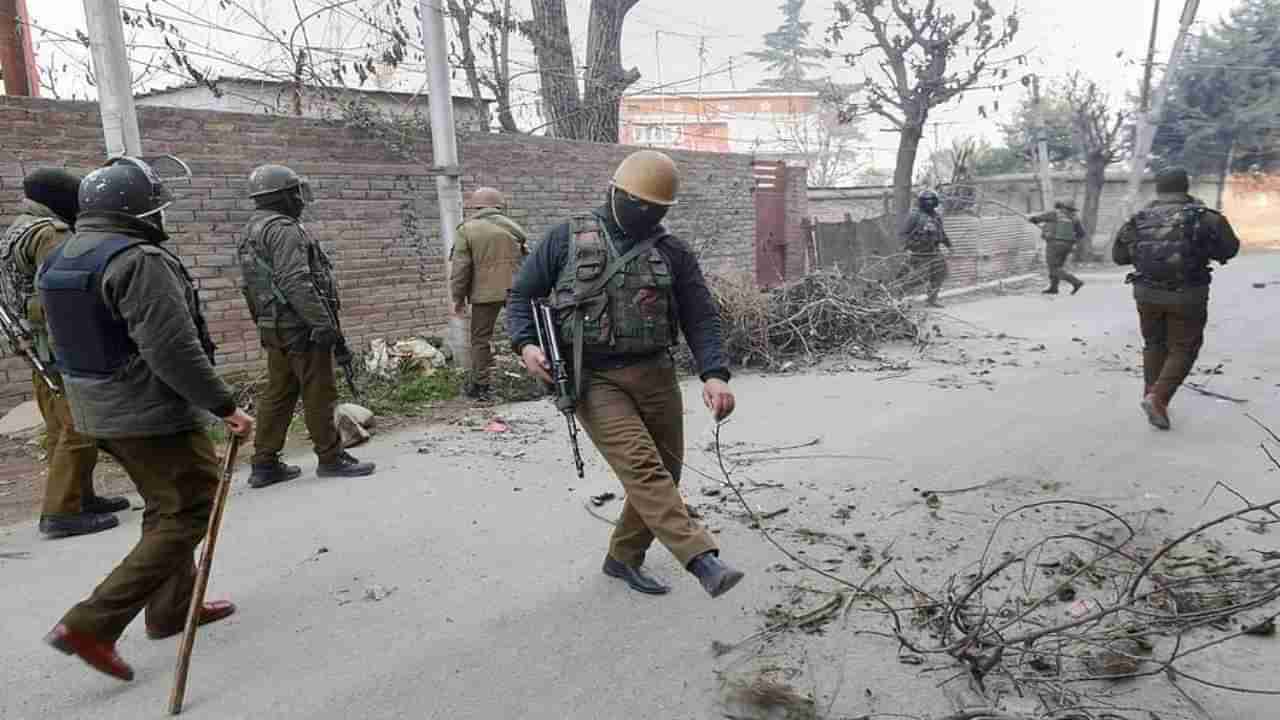 Terrorist Attack in Jammu-Kashmir : बांदीपोरामध्ये सुरक्षा दलांच्या ताफ्यावर दहशतवादी हल्ला, एक पोलीस शहीद, 4 जखमी