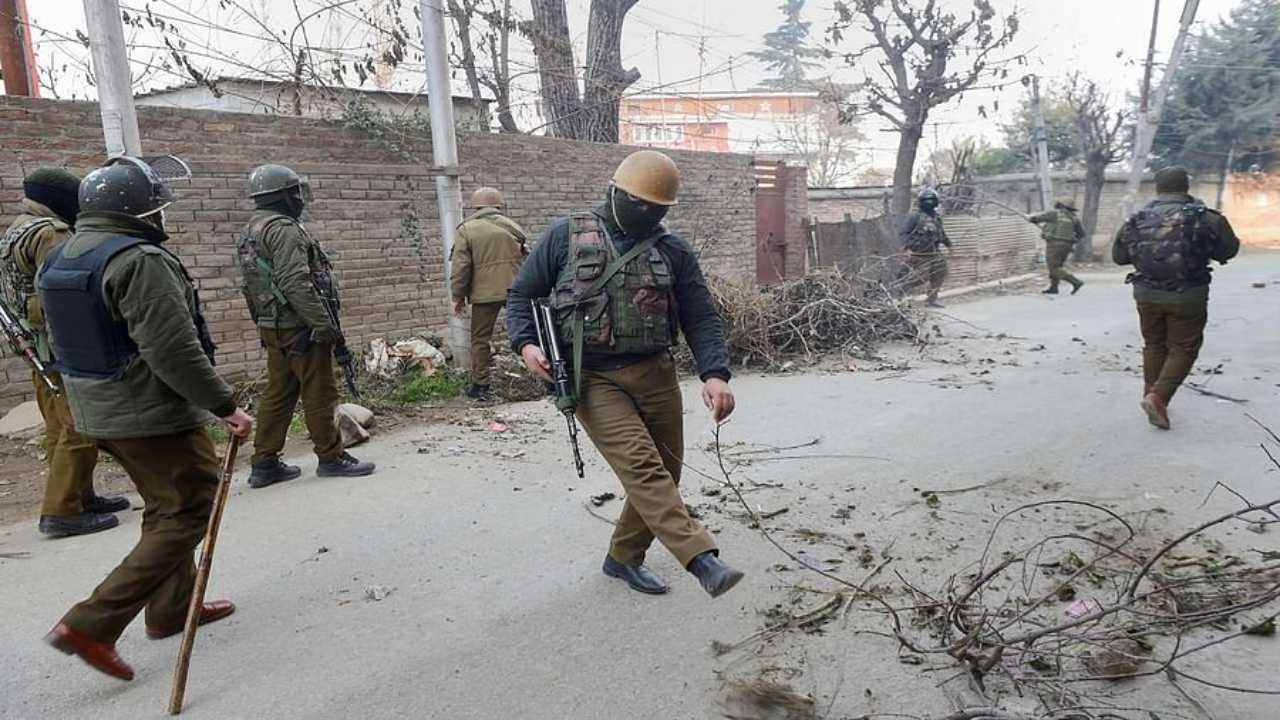 Terrorist Attack in Jammu-Kashmir : बांदीपोरामध्ये सुरक्षा दलांच्या ताफ्यावर दहशतवादी हल्ला, एक पोलीस शहीद, 4 जखमी