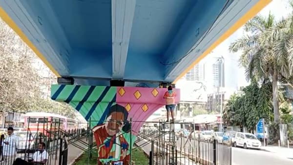 मुंबई म्हटलं की लोकांच्या डोळ्यासमोर येते ती म्हणजे गर्दी आणि धावपळीचे जीवन. सकाळी उठायचं लोकल पकडायची आणि ऑफिसला जायचं आजूबाजूला त्याच बेरंगी इमारती, ब्रिज हे चित्र मुंबईकरांच्या आयुष्यात आता रोजच झाले आहे. मुंबईकरांच्या या बेरंगी जीवनात रंग भरण्याचं काम आता मुंबईतील तृतीयपंथी बांधव करत आहेत.