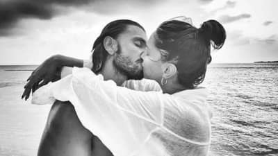 शर्टलेस रणवीर, ओलिचिंब दीपिका, बॉलिवूडच्या कूल कपलचा समुद्र किनारी हॉट लिपलॉक