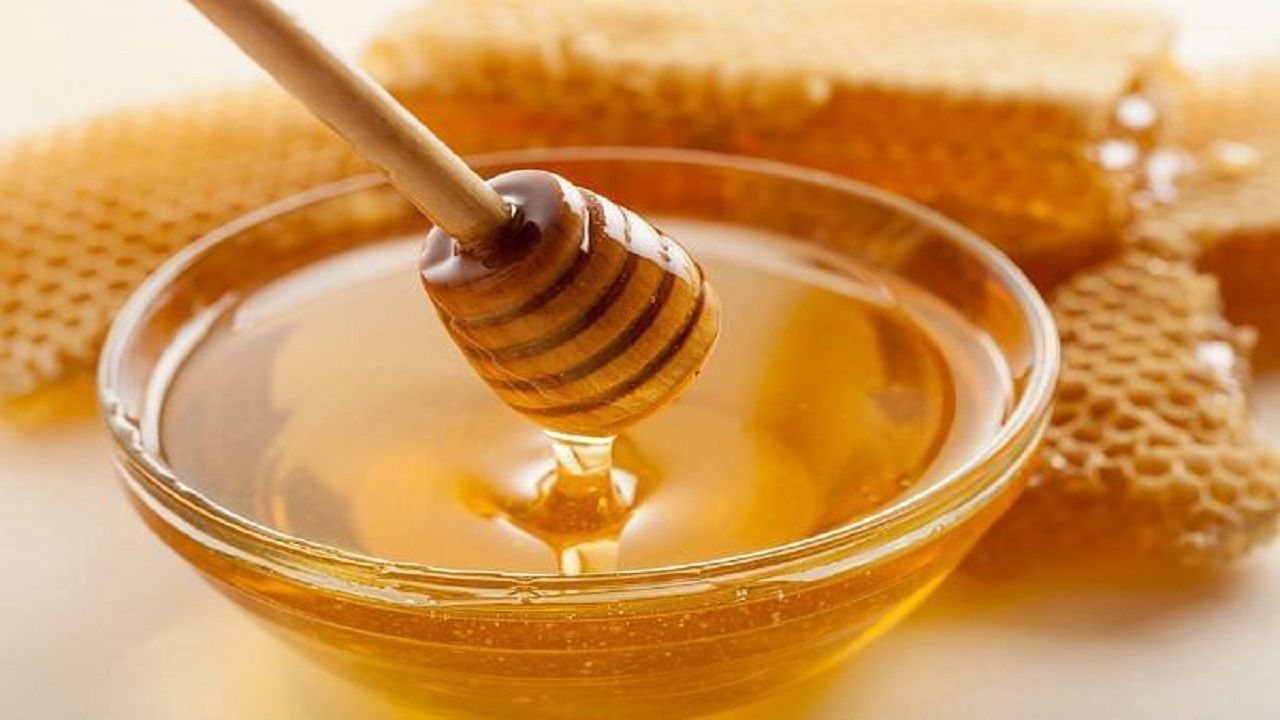 Honey | मधाचा गोडवा भावतोय? अतिसेवनामुळे शरीरावर होतात घातक परिणाम..