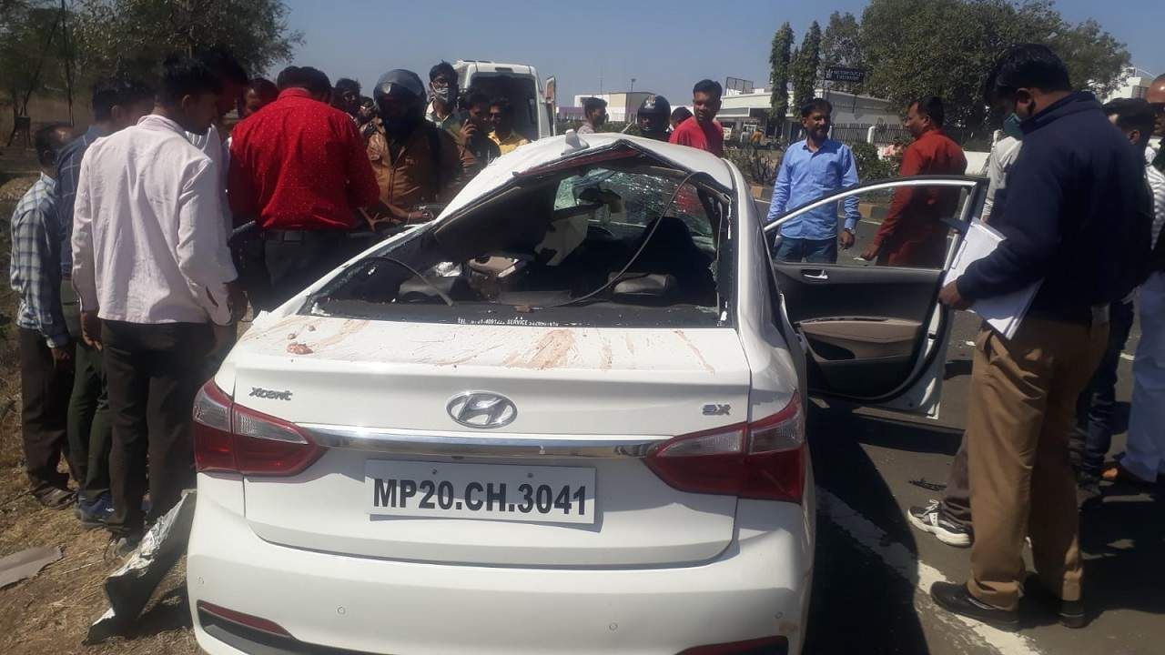 Nagpur Accident | टायर फुटल्याने कार डिव्हायडरवर धडकली; नागपुरातील कोंढाळीजवळ अपघात, तीन जण जागीच ठार