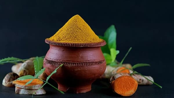 दररोजच्या आहारामध्ये हळदीचा समावेश करणे खूप फायदेशीर आहे. हळद आपल्याला अनेक रोगांपासून दूर ठेवण्याचे काम करते. हळद जवळजवळ प्रत्येक प्रकारच्या भारतीय खाद्यपदार्थांमध्ये मोठ्या प्रमाणात वापरली जाते.