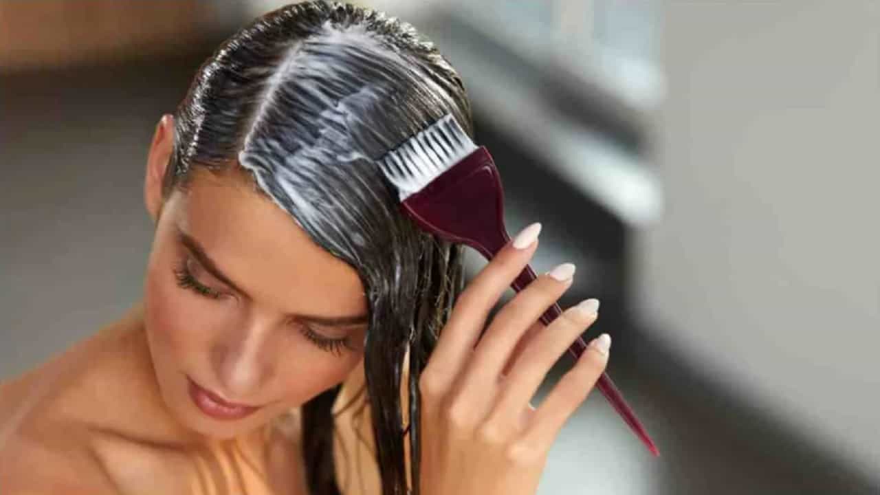 बदलत्या ऋतूमध्ये केसांशी संबंधित अनेक समस्यांना सामोरे जावे लागते. अशा स्थितीत कधी कधी केस खूप कोरडे होतात. अशा परिस्थितीत बरेच लोक रसायनयुक्त उत्पादने वापरतात. यामुळे तुमच्या केसांचे खूप नुकसान होऊ शकते. ही उत्पादने खूप महाग आहेत. यापेक्षा आपण केसांचा कोरडेपणा दूर करण्यासाठी काही घरगुती उपाय केले पाहिजेत.