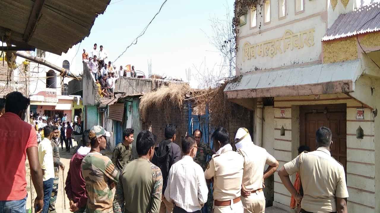 विडूळ गावात भरकटलेल्या नीलगायीला ( रोही ) पाहण्यासाठी लोकांनी गर्दी केली होती. वनविभागाचे बचाव पथक येथे आले होते. 