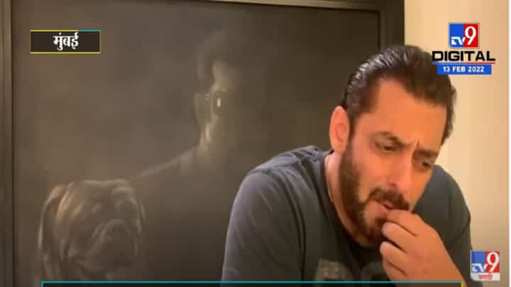 VIDEO : Salman Khan Sing Song | सलमान खान याने गाणे गात Lata Mangeshkar यांना वाहिली श्रद्धांजली VIDEO : Salman Khan Sing Song | सलमान खान याने गाणे गात Lata Mangeshkar यांना वाहिली श्रद्धांजली