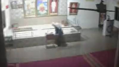 Video - Bhandara | चोराने मंदिराचे कुलूप तोडले, दानपेटीतील रक्कम लंपास केली, घटना सीसीटीव्ही कॅमेऱ्यात कैद