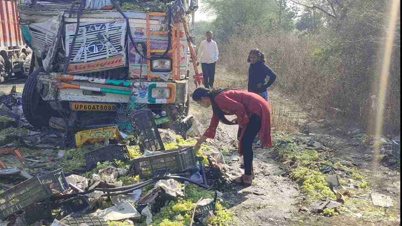 Video - Wardha accident | अपघातग्रस्त ट्रकमधील अंगुरांची पळवापळवी, ट्रकच्या अपघातात चालक ठार