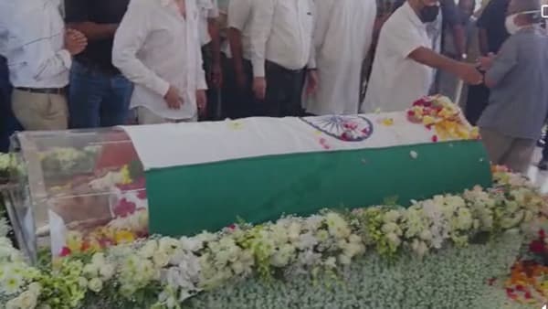 हमारा बजाज’ हे कंपनीचे सर्वेसर्वा उद्योगपती पद्मभूषण राहुल बजाज (८३) अल्पशा आजाराने पुण्यातील खासगी रुग्णालयात शनिवारी निधन झाले.
