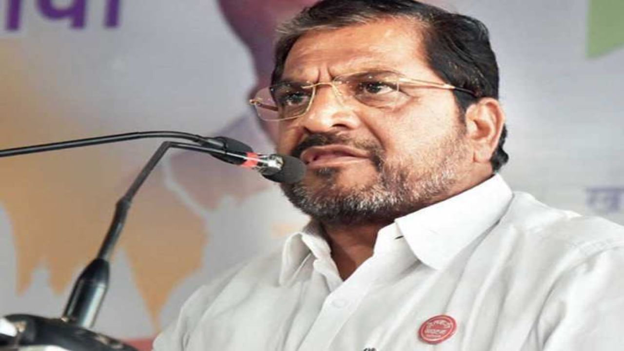 सरकार लुटारूंच्या पाठिमागे उभा, कारखानदार, साखर आयुक्त ताटाखालचे मांजर-राजू शेट्टी सरकार लुटारूंच्या पाठिमागे उभा, कारखानदार, साखर आयुक्त ताटाखालचे मांजर-राजू शेट्टी
