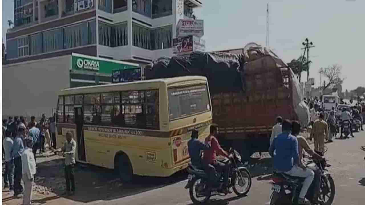 Buldhana Accident : बुलढाण्यात आयशर वाहन आणि स्कूल बसचा अपघात, सुदैवाने मोठी घटना टळली, एक विद्यार्थी किरकोळ जखमी