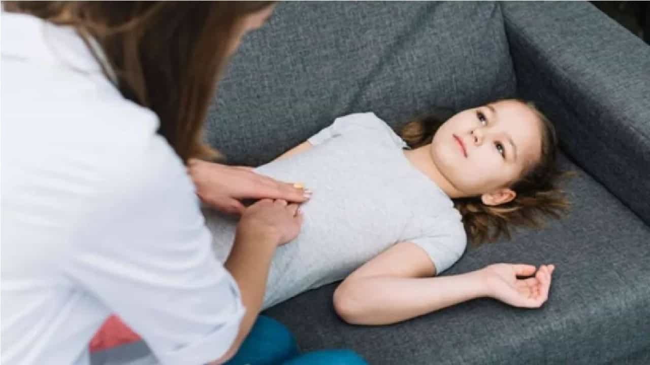 Constipation | तुमच्या चिमुरड्यांना बद्धकोष्ठाचा त्रास जाणवतोय? 4 घरगुती उपाय ठरतील परिणामकारक
