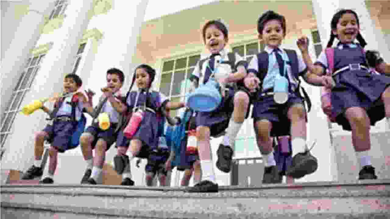 Schools| औरंगाबादेत आजपासून बालवाडी ते चौथीचे वर्गही सुरु, कोचिंग क्लासेसलाही परवानगी, कोरोनाची स्थिती काय? Schools| औरंगाबादेत आजपासून बालवाडी ते चौथीचे वर्गही सुरु, कोचिंग क्लासेसलाही परवानगी, कोरोनाची स्थिती काय?
