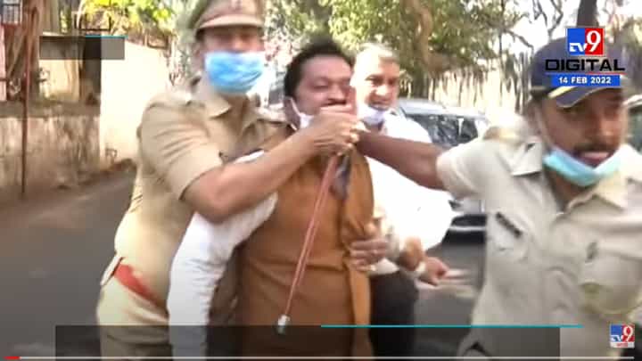 पोलिसांनी काँग्रेस अतुल लोंढे खरोखरच प्रत्यक्ष मुसक्या आवळल्या पोलिसांनी काँग्रेस अतुल लोंढे खरोखरच प्रत्यक्ष मुसक्या आवळल्या