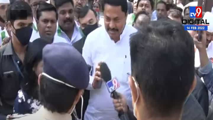 आझाद मैदानात जा, पोलिसांनी नाना पटोलेंना अडवलं; पोलीस आणि पटोलेंमध्ये काय संवाद झाला? आझाद मैदानात जा, पोलिसांनी नाना पटोलेंना अडवलं; पोलीस आणि पटोलेंमध्ये काय संवाद झाला?