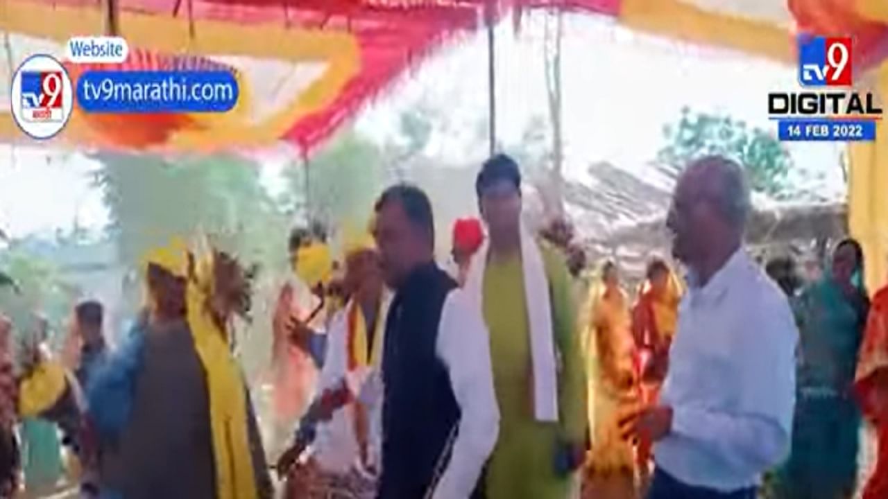 पुतण्याच्या लग्नात आमदार राजकुमार पटेलांच्या कमरेला ढोलकी, आदिवासी नृत्यावर धरला ठेका