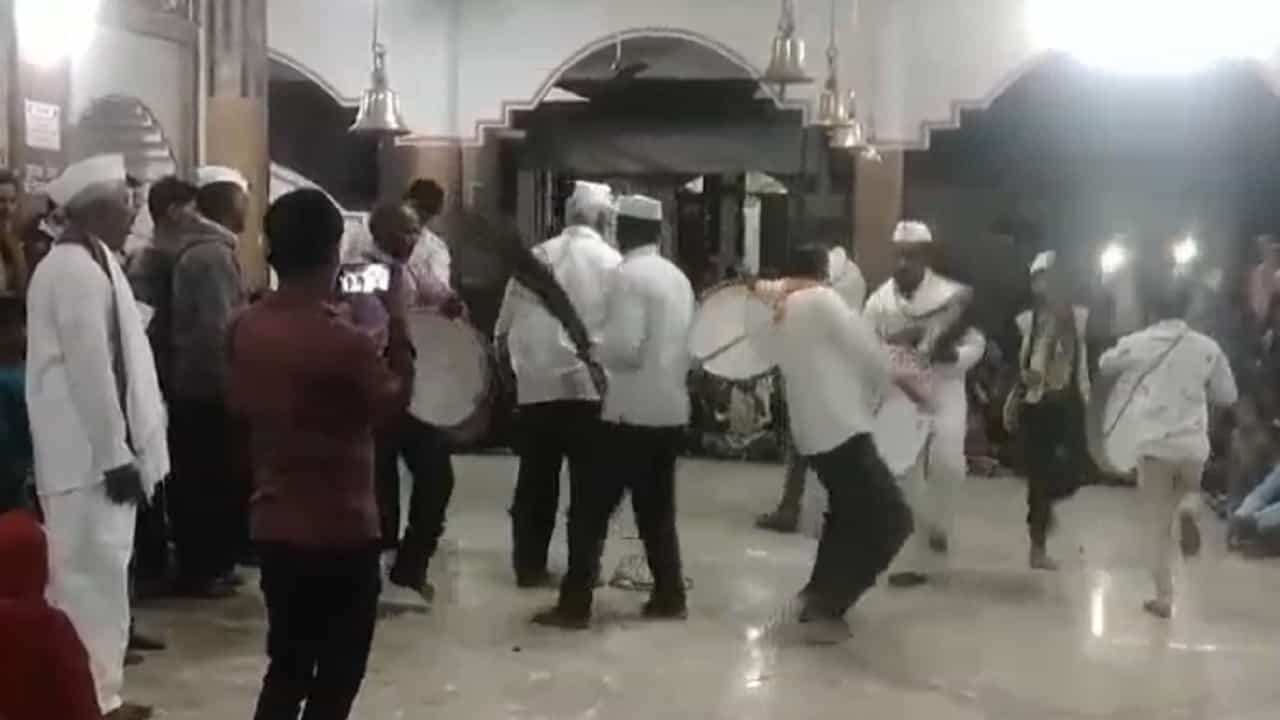 300 वर्षांची परंपरा असलेला काठी महोत्सव उत्साहात साजरा, धानोरा महासिद्ध येथील काठी महोत्सवात भाविकांची उपस्थिती, यात्रेनिमित्त पाच दिवसांच्या नवरात्रास देखील झाली सुरु झाला आहे.