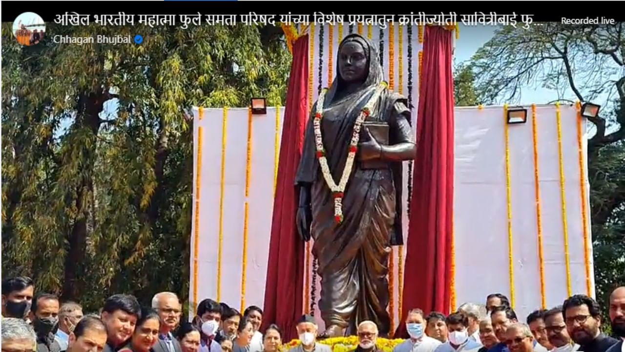 Savitribai Phule Statue| क्रांतीज्योती सावित्रीबाई फुले पुणे विद्यापीठात सावित्रीबाई फुलेंच्या 12 फुटी पुतळ्याचे अनावरण, ठाकरे, फडणवीस एकाच मंचावर