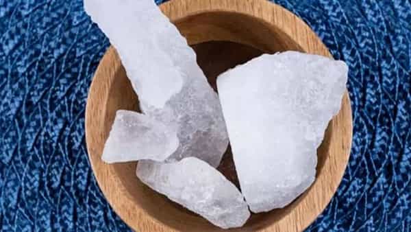 तुरटीचा तुकडा तिजोरीत ठेवून तुरटीच्या पाण्याने आंघोळ केल्याने धनप्राप्ती होते. याशिवाय काळ्या कपड्यात बांधून तुम्ही घराच्या किंवा दुकानाच्या मुख्य दाराला टांगू शकता किंवा बांधू शकता. असे केल्याने नकारात्मक ऊर्जा दूर होते. त्यामुळे व्यवसायात वाढ होते.