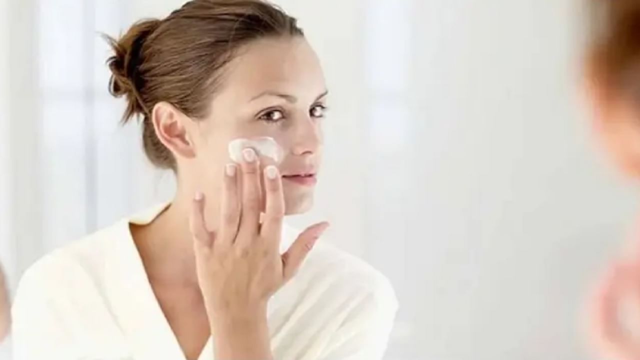 एक्सफोलिएट केल्यानंतर चेहरा धुवा आणि कोरडा झाल्यानंतर मॉइश्चरायझर लावा. तुमच्या त्वचेनुसार मॉइश्चरायझर निवडा. तेलकट त्वचा असलेल्यांनी मॅट फिनिश वापरावे आणि कोरडी त्वचा असलेल्यांनी जेल-आधारित मॉइश्चरायझर वापरावे.