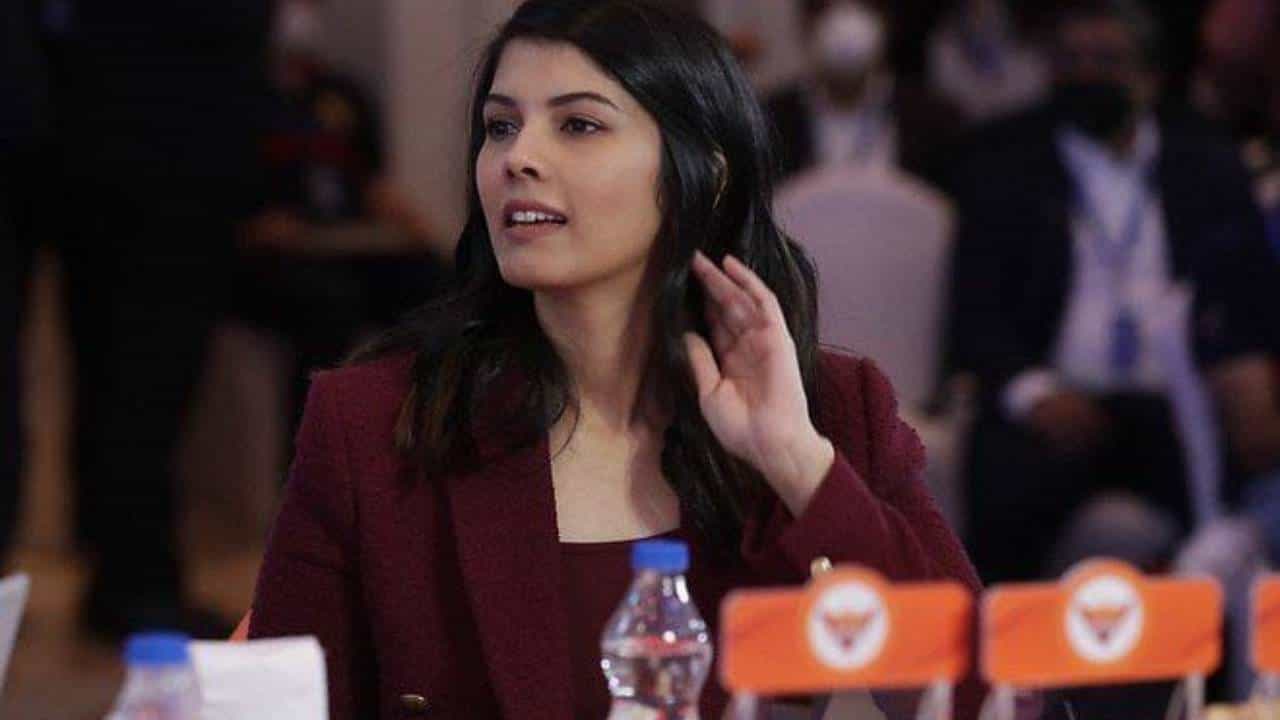 काव्या मारन सध्या चांगलीच चर्चेत आली आहे. आयपीएलचं ऑक्शन असो की आयपीएलची मॅच, प्रत्येक ठिकाणी कॅमेरामन तिच्यावर फोकस करताना दिसतात ते उगाच नव्हे! सध्या तरुणाईमध्ये काव्या मारनची क्रेझच तशी आहे. (Photo Source - Twitter)