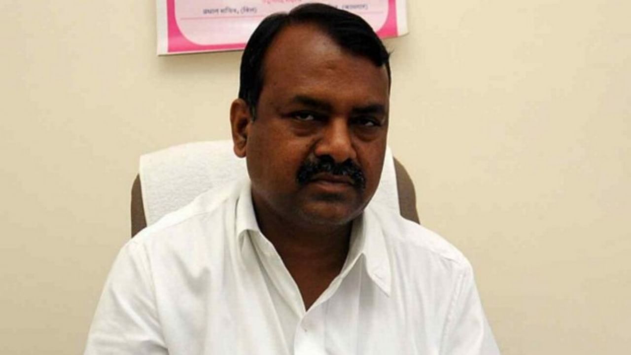 शिवसेना खासदार राजेंद्र गावितांना 1 वर्षाचा तुरुंगवास आणि पावणे दोन कोटीचा दंड! नेमकं प्रकरण काय? शिवसेना खासदार राजेंद्र गावितांना 1 वर्षाचा तुरुंगवास आणि पावणे दोन कोटीचा दंड! नेमकं प्रकरण काय?