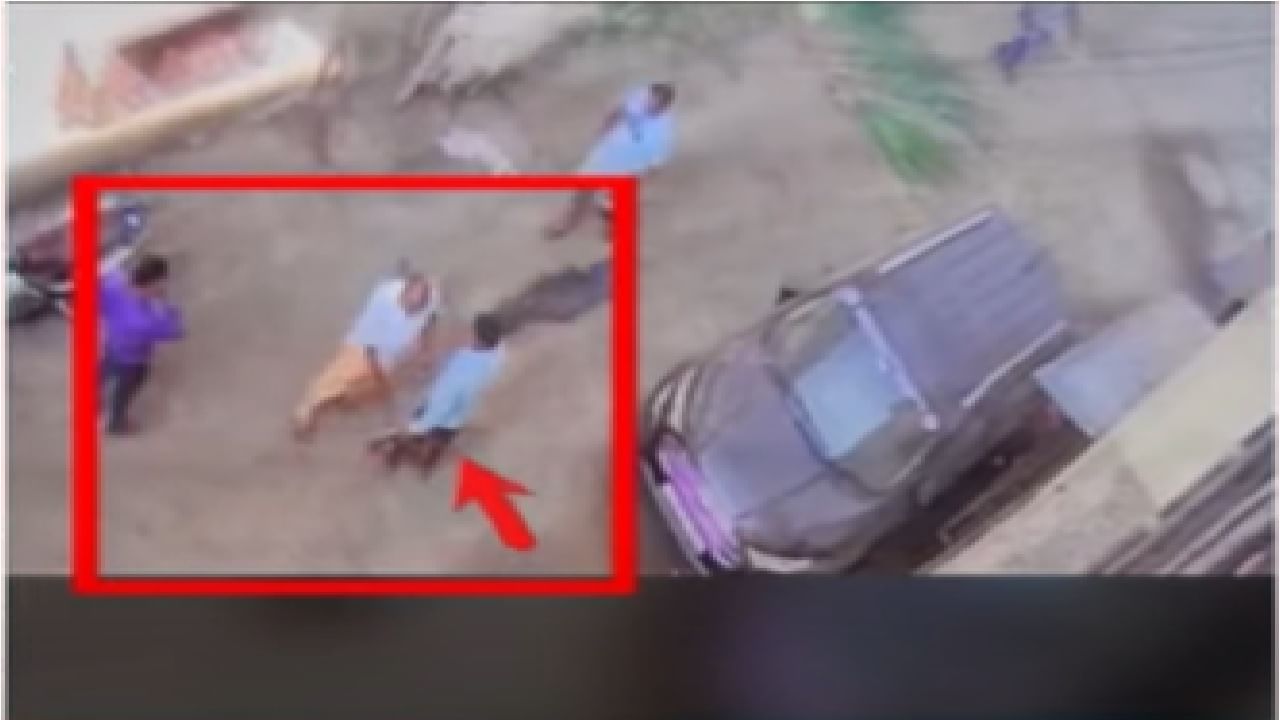 CCTV | कार पार्किंगवरुन बाचाबाची, मुरबाडमध्ये डॉक्टरवर कोयत्याने हल्ला