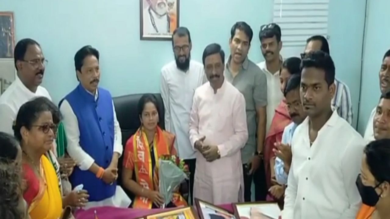 देवगडमध्ये शिवसेनेचा जल्लोष, नगराध्यक्ष, उपनगराध्यक्षांसह नगरसेवकांचा कोंबडा डान्स; सिंधुदुर्गमध्ये व्हिडीओची चर्चा देवगडमध्ये शिवसेनेचा जल्लोष, नगराध्यक्ष, उपनगराध्यक्षांसह नगरसेवकांचा कोंबडा डान्स; सिंधुदुर्गमध्ये व्हिडीओची चर्चा