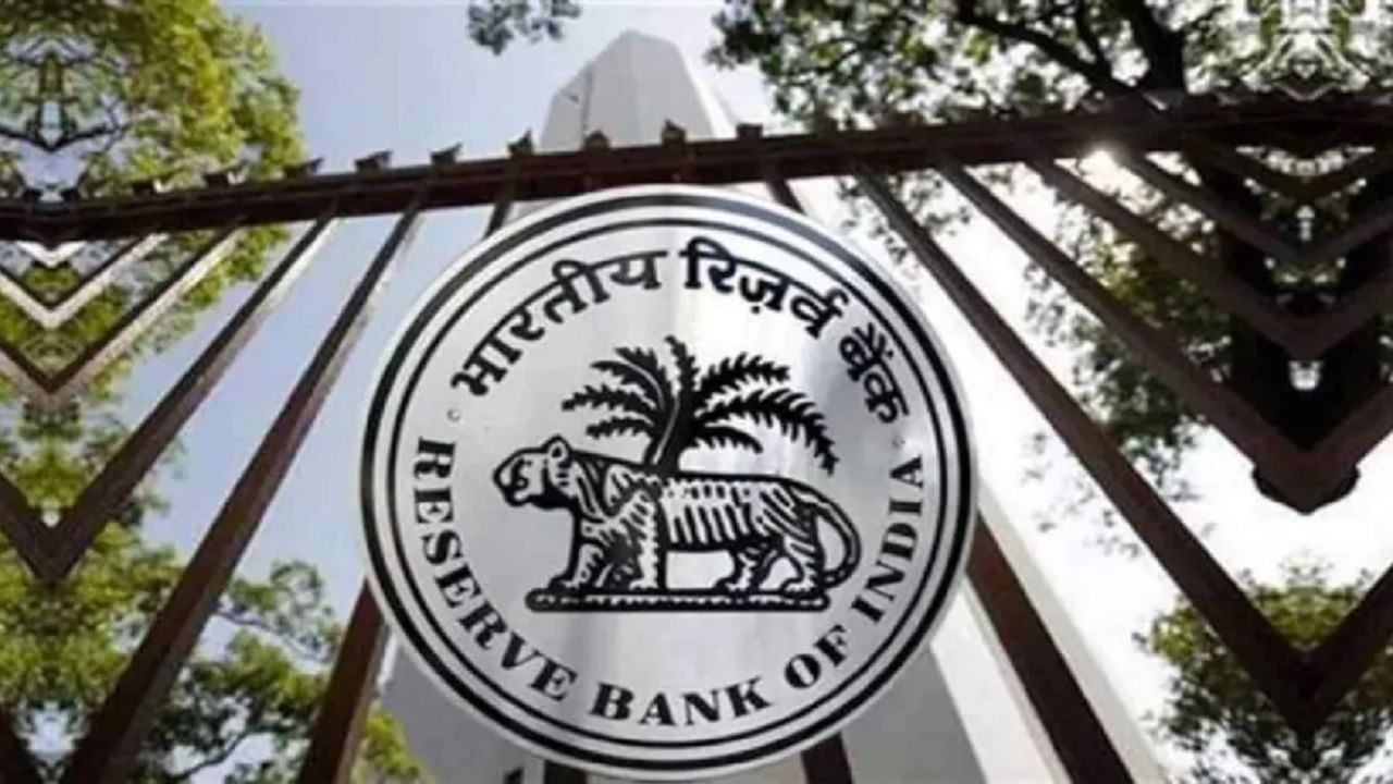 RBI Report : कोरोनाचा अर्थव्यवस्थेला मोठा फटका; नुकसान भरून काढण्यासाठी 10 ते 12 वर्षांचा काळ लागणार