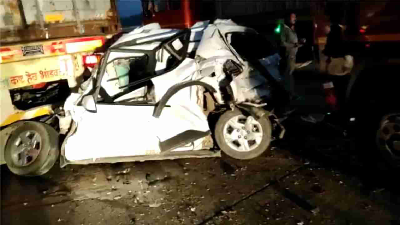 VIDEO | पुणे-मुंबई एक्स्प्रेस वेवर सात गाड्यांचा विचित्र अपघात, दोन ट्रकमध्ये चिरडलेल्या कारमधील चौघे जागीच ठार
