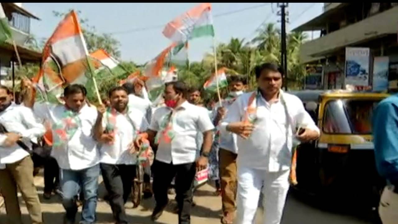 काँग्रेस कार्यकर्त्यांनी मोदींनी महाराष्ट्राबाबत केलेल्या वक्तव्यावरुन तीव्र निषेध करत राज्यभर आंदोलनाचा धडाका सुरु ठेवला आहे. 
