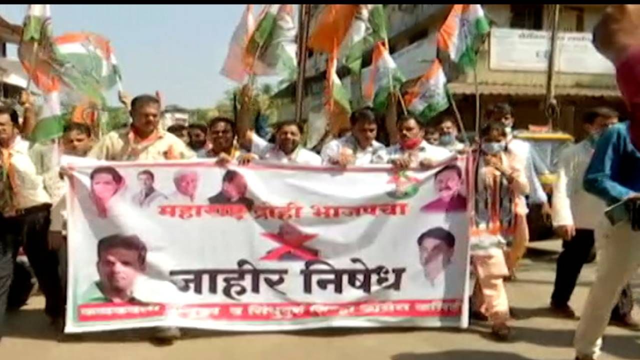 नारायण राणेंच्या घराबाहेर काँग्रेसनं आंदोलन केलंय. सिंधुदुर्गात काँग्रेस कार्यकर्त्यांनी निदर्शनं करत यावेळी जोरदार घोषणाबाजी केली. 