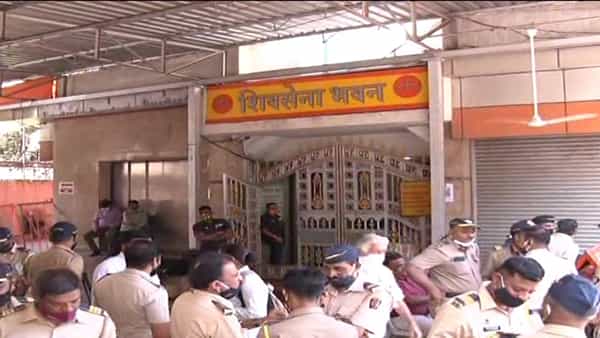 दुपारी चार वाजता होणाऱ्या पत्रकार परिषदेच्या पार्श्वभूमीवर सेना भवनात जय्यत तयारी करण्यात आली आहे. मोठ्या संख्येनं शिवसेना कार्यकर्ते या पत्रकार परिषदेसाठी सेना भवनात हजर राहण्याची शक्यता आहे.