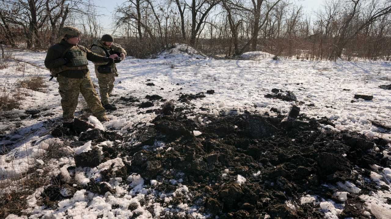 हा फोटो आहे 14 फेब्रुवारीचा. पूर्व यूक्रेनमधला जिथं काही यूक्रेनचे सैनिक पहाणी करतायत. रशियानं त्या रात्री रॉकेट हल्ला केला. त्यातलं एका रॉकेटनं नेमकी किती हाणी झाली त्याची समिक्षा केली जातेय. लुहान्स्क भागात हा रॉकेट हल्ला करण्यात आला. दुसरीकडे रशियाच्या परराष्ट्र मंत्र्यांनी पुतीन यांनी वेस्टर्न देशांसोबत चर्चा करण्याचा सल्ला दिलाय.
(Photo : PTI)