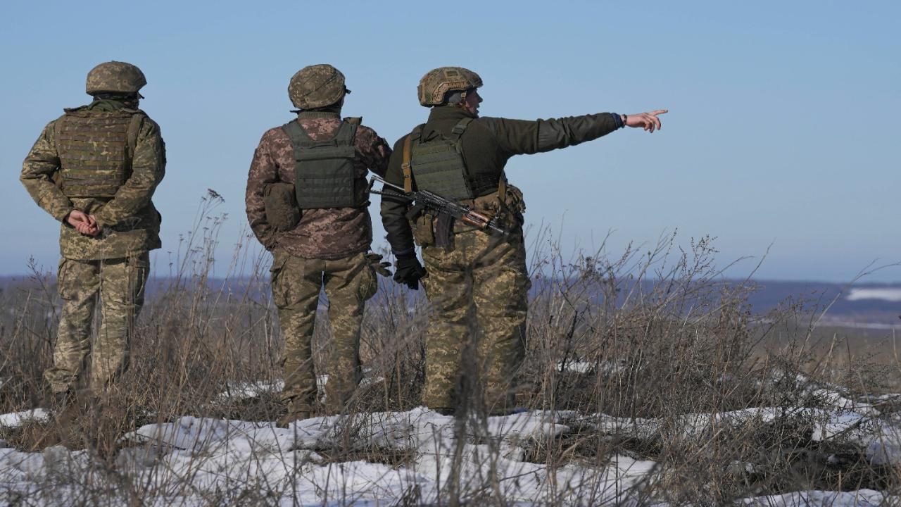 हे तीन सैनिक आहेत यूक्रेनियन. स्थळ आहे पोपसाना. रशियानं रात्री रॉकेट हल्ला केला, त्याची सकाळी ते पहाणी करतायत. हा भागसुद्धा पूर्व यूक्रेनमध्ये येतो.
(Photo : PTI)
