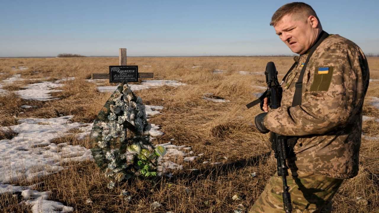 युद्धाची दाहकता दाखवणारा हा फोटो आहे. 2018 साली एक यूक्रेनियन सैनिक अशाच एका धुमश्चक्रीत शहीद झाला. त्याच्या क्रॉसजवळून जाताना सहकारी प्रार्थना करताना. आताही युद्ध झालच तर हे दृश्य आणखी भयावह असू शकतं.  
