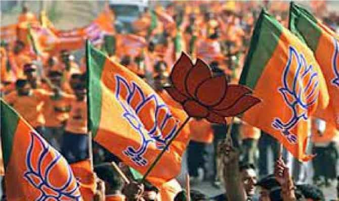 इकडे संजय राऊतांची पत्रकार परिषद; आणि तिकडे भाजपची कार्यकारिणीच बरखास्त; कुठे झाली आहे बंडाळी