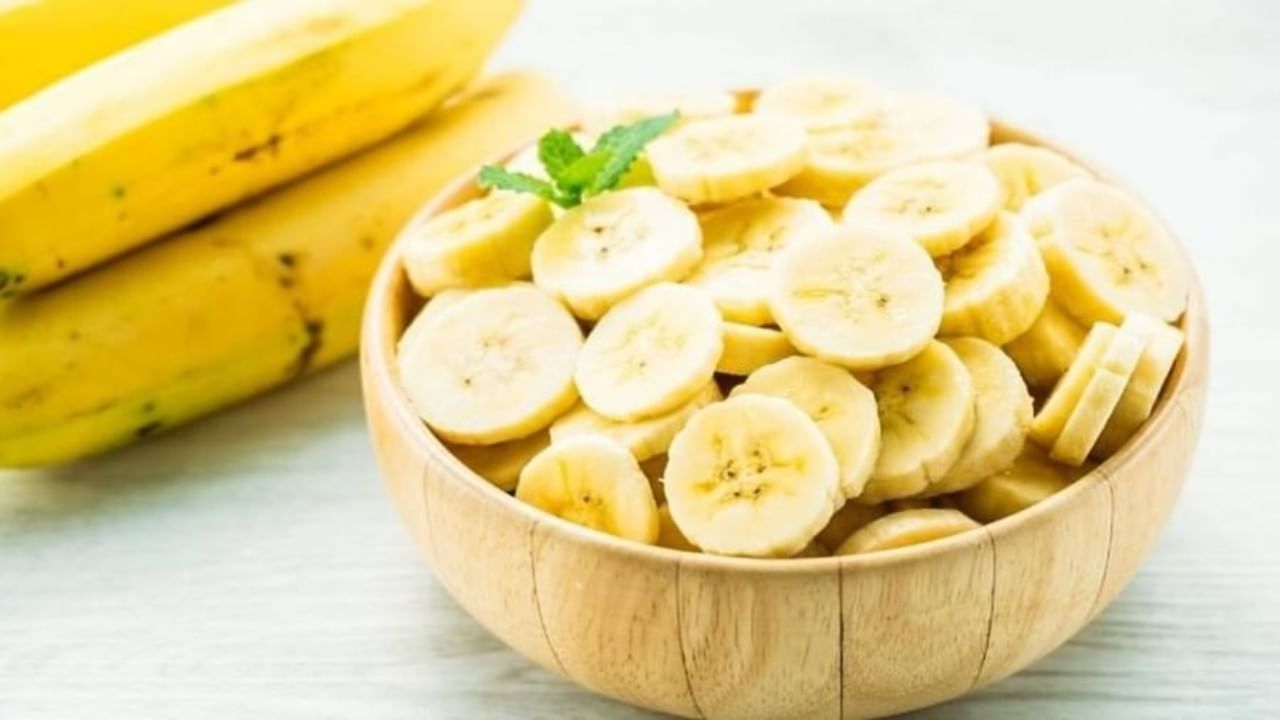 केळी : बदलत्या ऋतूमध्ये केळीचे सेवन खूप फायदेशीर ठरू शकते. तज्ज्ञांच्या मते, यामध्ये असलेले फायबर पोटासाठी चांगले मानले जाते. मात्र, जास्त प्रमाणात केळी खाल्ल्याने बद्धकोष्ठतेची समस्या निर्माण होऊ शकते. 