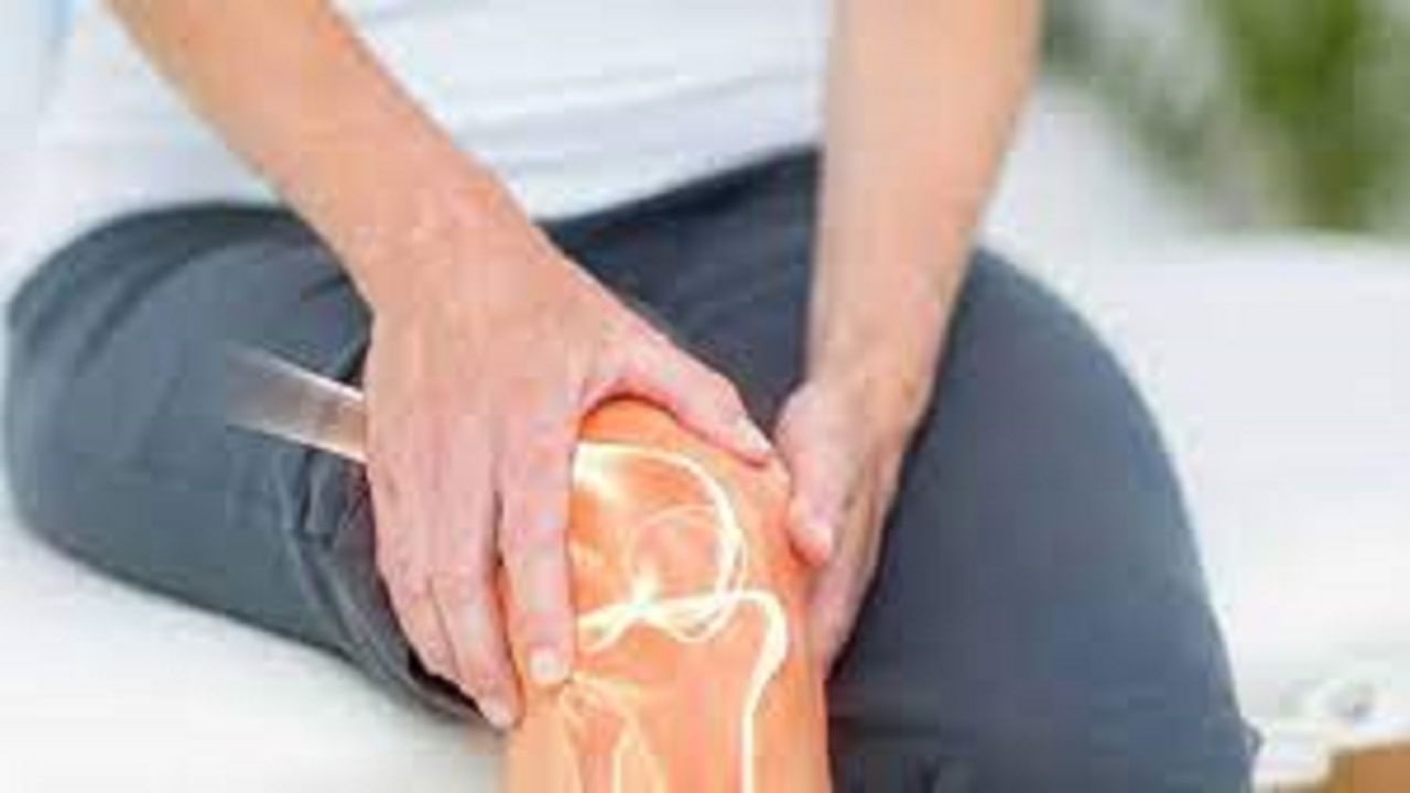 सांधेदुखीचा आणि संधीवाताचा एकमेकांशी काय संबंध? तुमची हाडं वाजत असतील, तर हे वाचाच! सांधेदुखीचा आणि संधीवाताचा एकमेकांशी काय संबंध? तुमची हाडं वाजत असतील, तर हे वाचाच!